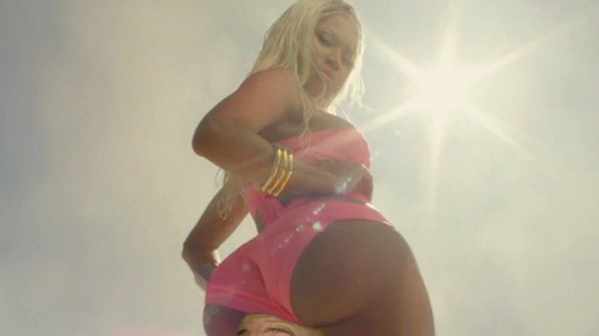 Peeje T gör ett inhopp i en Nicki Minaj-video. 